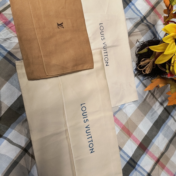 Louis Vuitton Accessories - DEAL 🎁⛄🎉🌲Louis Vuitton Cream and Tan Dust Bags🎉🌲